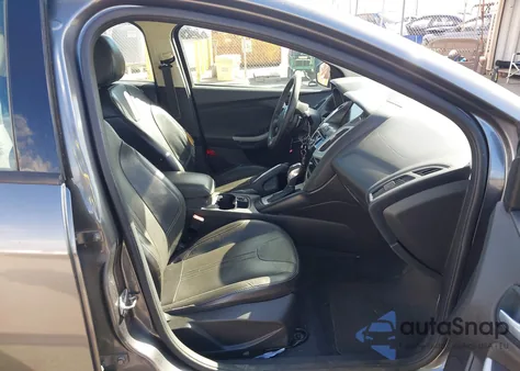 2013 Ford Focus Se z USA, uszkodzony, nr VIN 1FADP3K22DL210008